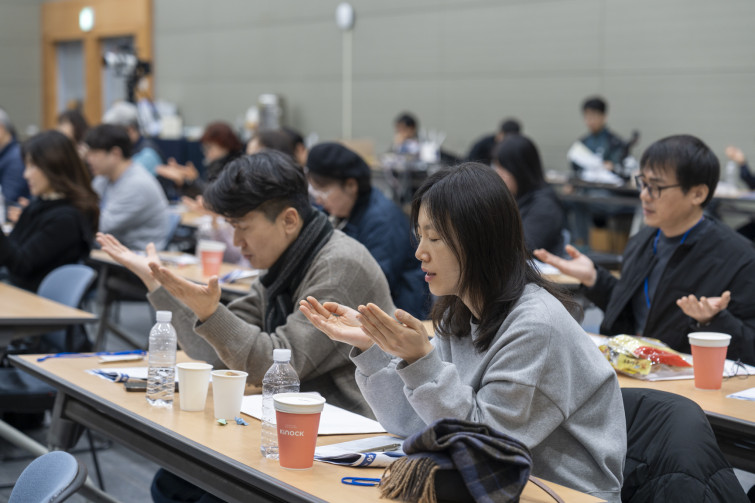 YTo1ODp7czo4OiJGaWxlTmFtZSI7czo0MDoiZDA4YjBiMjgtNjk3OC00OGQ4LTk2YjItODA5ZmJhNTQ1NWNjLmpwZyI7czoxMjoiRmlsZURhdGVUaW1lIjtpOjE3NzIzNDgzNjU7czo4OiJGaWxlU2l6ZSI7aToxMTA2MjU0O3M6ODoiRmlsZVR5cGUiO2k6MjtzOjg6Ik1pbWVUeXBlIjtzOjEwOiJpbWFnZS9qcGVnIjtzOjEzOiJTZWN0aW9uc0ZvdW5kIjtzOjMwOiJBTllfVEFHLCBJRkQwLCBUSFVNQk5BSUwsIEVYSUYiO3M6ODoiQ09NUFVURUQiO2E6OTp7czo0OiJodG1sIjtzOjI2OiJ3aWR0aD0iMTczMSIgaGVpZ2h0PSIxMTU0IiI7czo2OiJIZWlnaHQiO2k6MTE1NDtzOjU6IldpZHRoIjtpOjE3MzE7czo3OiJJc0NvbG9yIjtpOjE7czoxNzoiQnl0ZU9yZGVyTW90b3JvbGEiO2k6MDtzOjE1OiJBcGVydHVyZUZOdW1iZXIiO3M6NToiZi8yLjgiO3M6OToiQ29weXJpZ2h0IjtzOjQ6IllBQkMiO3M6MTg6IlRodW1ibmFpbC5GaWxlVHlwZSI7aToyO3M6MTg6IlRodW1ibmFpbC5NaW1lVHlwZSI7czoxMDoiaW1hZ2UvanBlZyI7fXM6NDoiTWFrZSI7czo0OiJTT05ZIjtzOjU6Ik1vZGVsIjtzOjg6IklMQ0UtN000IjtzOjExOiJYUmVzb2x1dGlvbiI7czo1OiIyNDAvMSI7czoxMToiWVJlc29sdXRpb24iO3M6NToiMjQwLzEiO3M6MTQ6IlJlc29sdXRpb25Vbml0IjtpOjI7czo4OiJTb2Z0d2FyZSI7czo1MDoiQWRvYmUgUGhvdG9zaG9wIExpZ2h0cm9vbSBDbGFzc2ljIDE1LjIgKE1hY2ludG9zaCkiO3M6ODoiRGF0ZVRpbWUiO3M6MTk6IjIwMjY6MDM6MDEgMTI6NDI6MjEiO3M6NjoiQXJ0aXN0IjtzOjc6IllBQkNfU0ciO3M6OToiQ29weXJpZ2h0IjtzOjQ6IllBQkMiO3M6MTY6IkV4aWZfSUZEX1BvaW50ZXIiO2k6MjUyO3M6OToiVEhVTUJOQUlMIjthOjY6e3M6MTE6IkNvbXByZXNzaW9uIjtpOjY7czoxMToiWFJlc29sdXRpb24iO3M6NDoiNzIvMSI7czoxMToiWVJlc29sdXRpb24iO3M6NDoiNzIvMSI7czoxNDoiUmVzb2x1dGlvblVuaXQiO2k6MjtzOjIxOiJKUEVHSW50ZXJjaGFuZ2VGb3JtYXQiO2k6MTAzODtzOjI3OiJKUEVHSW50ZXJjaGFuZ2VGb3JtYXRMZW5ndGgiO2k6MTYwMDY7fXM6MTI6IkV4cG9zdXJlVGltZSI7czo0OiIxLzYwIjtzOjc6IkZOdW1iZXIiO3M6NToiMjgvMTAiO3M6MTU6IkV4cG9zdXJlUHJvZ3JhbSI7aToxO3M6MTU6IklTT1NwZWVkUmF0aW5ncyI7aToyNTA7czoxOToiVW5kZWZpbmVkVGFnOjB4ODgzMCI7aToyO3M6MTk6IlVuZGVmaW5lZFRhZzoweDg4MzIiO2k6MjUwO3M6MTE6IkV4aWZWZXJzaW9uIjtzOjQ6IjAyMzIiO3M6MTY6IkRhdGVUaW1lT3JpZ2luYWwiO3M6MTk6IjIwMjY6MDI6MjggMTI6MzE6NTciO3M6MTc6IkRhdGVUaW1lRGlnaXRpemVkIjtzOjE5OiIyMDI2OjAyOjI4IDEyOjMxOjU3IjtzOjE5OiJVbmRlZmluZWRUYWc6MHg5MDEwIjtzOjY6IiswOTowMCI7czoxOToiVW5kZWZpbmVkVGFnOjB4OTAxMSI7czo2OiIrMDk6MDAiO3M6MTk6IlVuZGVmaW5lZFRhZzoweDkwMTIiO3M6NjoiKzA5OjAwIjtzOjE3OiJTaHV0dGVyU3BlZWRWYWx1ZSI7czoxNToiNTkwNjg5MS8xMDAwMDAwIjtzOjEzOiJBcGVydHVyZVZhbHVlIjtzOjE1OiIyOTcwODU0LzEwMDAwMDAiO3M6MTU6IkJyaWdodG5lc3NWYWx1ZSI7czo5OiI2MDc0LzI1NjAiO3M6MTc6IkV4cG9zdXJlQmlhc1ZhbHVlIjtzOjQ6IjAvMTAiO3M6MTY6Ik1heEFwZXJ0dXJlVmFsdWUiO3M6NzoiNzYwLzI1NiI7czoxMjoiTWV0ZXJpbmdNb2RlIjtpOjU7czoxMToiTGlnaHRTb3VyY2UiO2k6MDtzOjU6IkZsYXNoIjtpOjE2O3M6MTE6IkZvY2FsTGVuZ3RoIjtzOjY6IjcwMC8xMCI7czoxODoiU3ViU2VjVGltZU9yaWdpbmFsIjtzOjM6IjUwMiI7czoxOToiU3ViU2VjVGltZURpZ2l0aXplZCI7czozOiI1MDIiO3M6MTA6IkNvbG9yU3BhY2UiO2k6NjU1MzU7czoyMToiRm9jYWxQbGFuZVhSZXNvbHV0aW9uIjtzOjE0OiI2NDQ0OTMzOS8zMjc2OCI7czoyMToiRm9jYWxQbGFuZVlSZXNvbHV0aW9uIjtzOjE0OiI2NDQ0OTMzOS8zMjc2OCI7czoyNDoiRm9jYWxQbGFuZVJlc29sdXRpb25Vbml0IjtpOjM7czoxMDoiRmlsZVNvdXJjZSI7czoxOiIDIjtzOjk6IlNjZW5lVHlwZSI7czoxOiIBIjtzOjE0OiJDdXN0b21SZW5kZXJlZCI7aTowO3M6MTI6IkV4cG9zdXJlTW9kZSI7aToxO3M6MTI6IldoaXRlQmFsYW5jZSI7aTowO3M6MTY6IkRpZ2l0YWxab29tUmF0aW8iO3M6NToiMTYvMTYiO3M6MjE6IkZvY2FsTGVuZ3RoSW4zNW1tRmlsbSI7aTo3MDtzOjE2OiJTY2VuZUNhcHR1cmVUeXBlIjtpOjA7czo4OiJDb250cmFzdCI7aTowO3M6MTA6IlNhdHVyYXRpb24iO2k6MDtzOjk6IlNoYXJwbmVzcyI7aTowO3M6MTk6IlVuZGVmaW5lZFRhZzoweEE0MzIiO2E6NDp7aTowO3M6NjoiMjQwLzEwIjtpOjE7czo2OiI3MDAvMTAiO2k6MjtzOjU6IjI4LzEwIjtpOjM7czo1OiIyOC8xMCI7fXM6MTk6IlVuZGVmaW5lZFRhZzoweEE0MzQiO3M6MjE6IkZFIDI0LTcwbW0gRjIuOCBHTSBJSSI7fQ==