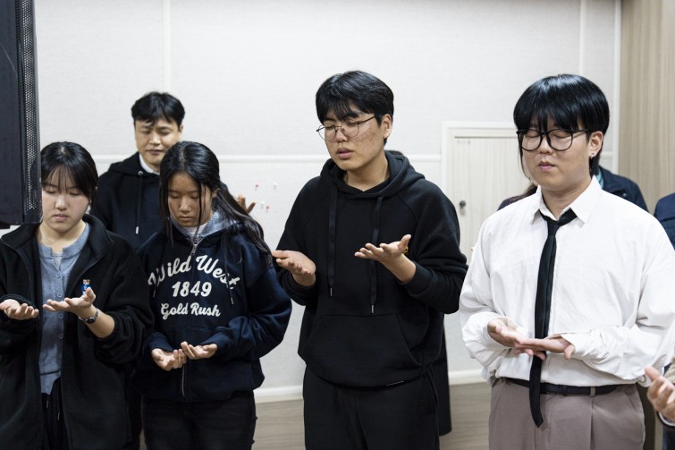 YTo1ODp7czo4OiJGaWxlTmFtZSI7czo0MDoiMGUyMWJiNjctMmY1Zi00NGNmLWIzMzMtMzcyOGRkNTIxZDExLmpwZyI7czoxMjoiRmlsZURhdGVUaW1lIjtpOjE3NjM0NTE2OTg7czo4OiJGaWxlU2l6ZSI7aToxMjcyMDgwO3M6ODoiRmlsZVR5cGUiO2k6MjtzOjg6Ik1pbWVUeXBlIjtzOjEwOiJpbWFnZS9qcGVnIjtzOjEzOiJTZWN0aW9uc0ZvdW5kIjtzOjMwOiJBTllfVEFHLCBJRkQwLCBUSFVNQk5BSUwsIEVYSUYiO3M6ODoiQ09NUFVURUQiO2E6OTp7czo0OiJodG1sIjtzOjI2OiJ3aWR0aD0iMTc1MCIgaGVpZ2h0PSIxMTY3IiI7czo2OiJIZWlnaHQiO2k6MTE2NztzOjU6IldpZHRoIjtpOjE3NTA7czo3OiJJc0NvbG9yIjtpOjE7czoxNzoiQnl0ZU9yZGVyTW90b3JvbGEiO2k6MDtzOjE1OiJBcGVydHVyZUZOdW1iZXIiO3M6NToiZi8zLjIiO3M6OToiQ29weXJpZ2h0IjtzOjQ6IllBQkMiO3M6MTg6IlRodW1ibmFpbC5GaWxlVHlwZSI7aToyO3M6MTg6IlRodW1ibmFpbC5NaW1lVHlwZSI7czoxMDoiaW1hZ2UvanBlZyI7fXM6NDoiTWFrZSI7czo0OiJTT05ZIjtzOjU6Ik1vZGVsIjtzOjg6IklMQ0UtN000IjtzOjExOiJYUmVzb2x1dGlvbiI7czo1OiIyNDAvMSI7czoxMToiWVJlc29sdXRpb24iO3M6NToiMjQwLzEiO3M6MTQ6IlJlc29sdXRpb25Vbml0IjtpOjI7czo4OiJTb2Z0d2FyZSI7czo1MjoiQWRvYmUgUGhvdG9zaG9wIExpZ2h0cm9vbSBDbGFzc2ljIDE1LjAuMSAoTWFjaW50b3NoKSI7czo4OiJEYXRlVGltZSI7czoxOToiMjAyNToxMToxNyAxMzoxNzoyNyI7czo2OiJBcnRpc3QiO3M6NzoiWUFCQ19TRyI7czo5OiJDb3B5cmlnaHQiO3M6NDoiWUFCQyI7czoxNjoiRXhpZl9JRkRfUG9pbnRlciI7aToyNTQ7czo5OiJUSFVNQk5BSUwiO2E6Njp7czoxMToiQ29tcHJlc3Npb24iO2k6NjtzOjExOiJYUmVzb2x1dGlvbiI7czo0OiI3Mi8xIjtzOjExOiJZUmVzb2x1dGlvbiI7czo0OiI3Mi8xIjtzOjE0OiJSZXNvbHV0aW9uVW5pdCI7aToyO3M6MjE6IkpQRUdJbnRlcmNoYW5nZUZvcm1hdCI7aToxMDQwO3M6Mjc6IkpQRUdJbnRlcmNoYW5nZUZvcm1hdExlbmd0aCI7aToxMzM4OTt9czoxMjoiRXhwb3N1cmVUaW1lIjtzOjU6IjEvMTI1IjtzOjc6IkZOdW1iZXIiO3M6NToiMzIvMTAiO3M6MTU6IkV4cG9zdXJlUHJvZ3JhbSI7aToxO3M6MTU6IklTT1NwZWVkUmF0aW5ncyI7aToyMDA7czoxOToiVW5kZWZpbmVkVGFnOjB4ODgzMCI7aToyO3M6MTk6IlVuZGVmaW5lZFRhZzoweDg4MzIiO2k6MjAwO3M6MTE6IkV4aWZWZXJzaW9uIjtzOjQ6IjAyMzIiO3M6MTY6IkRhdGVUaW1lT3JpZ2luYWwiO3M6MTk6IjIwMjU6MTE6MTYgMTc6MDQ6MDgiO3M6MTc6IkRhdGVUaW1lRGlnaXRpemVkIjtzOjE5OiIyMDI1OjExOjE2IDE3OjA0OjA4IjtzOjE5OiJVbmRlZmluZWRUYWc6MHg5MDEwIjtzOjY6IiswOTowMCI7czoxOToiVW5kZWZpbmVkVGFnOjB4OTAxMSI7czo2OiIrMDk6MDAiO3M6MTk6IlVuZGVmaW5lZFRhZzoweDkwMTIiO3M6NjoiKzA5OjAwIjtzOjE3OiJTaHV0dGVyU3BlZWRWYWx1ZSI7czoxNToiNjk2NTc4NC8xMDAwMDAwIjtzOjEzOiJBcGVydHVyZVZhbHVlIjtzOjE1OiIzMzU2MTQ0LzEwMDAwMDAiO3M6MTU6IkJyaWdodG5lc3NWYWx1ZSI7czo5OiIzMDI0LzI1NjAiO3M6MTc6IkV4cG9zdXJlQmlhc1ZhbHVlIjtzOjQ6IjAvMTAiO3M6MTY6Ik1heEFwZXJ0dXJlVmFsdWUiO3M6NzoiNzYwLzI1NiI7czoxMjoiTWV0ZXJpbmdNb2RlIjtpOjU7czoxMToiTGlnaHRTb3VyY2UiO2k6MDtzOjU6IkZsYXNoIjtpOjEzO3M6MTE6IkZvY2FsTGVuZ3RoIjtzOjY6IjU3MC8xMCI7czoxODoiU3ViU2VjVGltZU9yaWdpbmFsIjtzOjM6IjM3OCI7czoxOToiU3ViU2VjVGltZURpZ2l0aXplZCI7czozOiIzNzgiO3M6MTA6IkNvbG9yU3BhY2UiO2k6NjU1MzU7czoyMToiRm9jYWxQbGFuZVhSZXNvbHV0aW9uIjtzOjE0OiI2NDQ0OTMzOS8zMjc2OCI7czoyMToiRm9jYWxQbGFuZVlSZXNvbHV0aW9uIjtzOjE0OiI2NDQ0OTMzOS8zMjc2OCI7czoyNDoiRm9jYWxQbGFuZVJlc29sdXRpb25Vbml0IjtpOjM7czoxMDoiRmlsZVNvdXJjZSI7czoxOiIDIjtzOjk6IlNjZW5lVHlwZSI7czoxOiIBIjtzOjE0OiJDdXN0b21SZW5kZXJlZCI7aTowO3M6MTI6IkV4cG9zdXJlTW9kZSI7aToxO3M6MTI6IldoaXRlQmFsYW5jZSI7aToxO3M6MTY6IkRpZ2l0YWxab29tUmF0aW8iO3M6NToiMTYvMTYiO3M6MjE6IkZvY2FsTGVuZ3RoSW4zNW1tRmlsbSI7aTo1NztzOjE2OiJTY2VuZUNhcHR1cmVUeXBlIjtpOjA7czo4OiJDb250cmFzdCI7aTowO3M6MTA6IlNhdHVyYXRpb24iO2k6MDtzOjk6IlNoYXJwbmVzcyI7aTowO3M6MTk6IlVuZGVmaW5lZFRhZzoweEE0MzIiO2E6NDp7aTowO3M6NjoiMjQwLzEwIjtpOjE7czo2OiI3MDAvMTAiO2k6MjtzOjU6IjI4LzEwIjtpOjM7czo1OiIyOC8xMCI7fXM6MTk6IlVuZGVmaW5lZFRhZzoweEE0MzQiO3M6MjE6IkZFIDI0LTcwbW0gRjIuOCBHTSBJSSI7fQ==