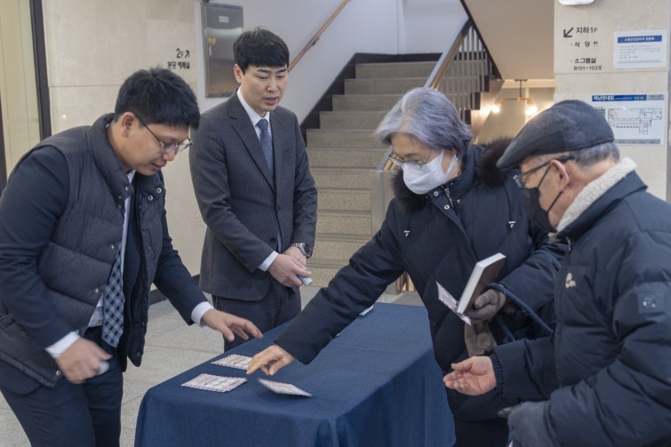 YTo1ODp7czo4OiJGaWxlTmFtZSI7czo0MDoiMTRhZjI4YTYtZWRmOS00MTUyLWJjYjQtMDY2ZDljZjhlMjZmLmpwZyI7czoxMjoiRmlsZURhdGVUaW1lIjtpOjE3Njc0Mjk5MTE7czo4OiJGaWxlU2l6ZSI7aTo5NzgwNjg7czo4OiJGaWxlVHlwZSI7aToyO3M6ODoiTWltZVR5cGUiO3M6MTA6ImltYWdlL2pwZWciO3M6MTM6IlNlY3Rpb25zRm91bmQiO3M6MzA6IkFOWV9UQUcsIElGRDAsIFRIVU1CTkFJTCwgRVhJRiI7czo4OiJDT01QVVRFRCI7YTo5OntzOjQ6Imh0bWwiO3M6MjY6IndpZHRoPSIxNTMyIiBoZWlnaHQ9IjEwMjEiIjtzOjY6IkhlaWdodCI7aToxMDIxO3M6NToiV2lkdGgiO2k6MTUzMjtzOjc6IklzQ29sb3IiO2k6MTtzOjE3OiJCeXRlT3JkZXJNb3Rvcm9sYSI7aTowO3M6MTU6IkFwZXJ0dXJlRk51bWJlciI7czo1OiJmLzQuMCI7czo5OiJDb3B5cmlnaHQiO3M6NDoiWUFCQyI7czoxODoiVGh1bWJuYWlsLkZpbGVUeXBlIjtpOjI7czoxODoiVGh1bWJuYWlsLk1pbWVUeXBlIjtzOjEwOiJpbWFnZS9qcGVnIjt9czo0OiJNYWtlIjtzOjQ6IlNPTlkiO3M6NToiTW9kZWwiO3M6ODoiSUxDRS03TTQiO3M6MTE6IlhSZXNvbHV0aW9uIjtzOjU6IjI0MC8xIjtzOjExOiJZUmVzb2x1dGlvbiI7czo1OiIyNDAvMSI7czoxNDoiUmVzb2x1dGlvblVuaXQiO2k6MjtzOjg6IlNvZnR3YXJlIjtzOjUwOiJBZG9iZSBQaG90b3Nob3AgTGlnaHRyb29tIENsYXNzaWMgMTUuMSAoTWFjaW50b3NoKSI7czo4OiJEYXRlVGltZSI7czoxOToiMjAyNjowMTowMyAxNzowOTo1MSI7czo2OiJBcnRpc3QiO3M6NzoiWUFCQ19TRyI7czo5OiJDb3B5cmlnaHQiO3M6NDoiWUFCQyI7czoxNjoiRXhpZl9JRkRfUG9pbnRlciI7aToyNTI7czo5OiJUSFVNQk5BSUwiO2E6Njp7czoxMToiQ29tcHJlc3Npb24iO2k6NjtzOjExOiJYUmVzb2x1dGlvbiI7czo0OiI3Mi8xIjtzOjExOiJZUmVzb2x1dGlvbiI7czo0OiI3Mi8xIjtzOjE0OiJSZXNvbHV0aW9uVW5pdCI7aToyO3M6MjE6IkpQRUdJbnRlcmNoYW5nZUZvcm1hdCI7aToxMDM4O3M6Mjc6IkpQRUdJbnRlcmNoYW5nZUZvcm1hdExlbmd0aCI7aToxNDQwODt9czoxMjoiRXhwb3N1cmVUaW1lIjtzOjQ6IjEvNjAiO3M6NzoiRk51bWJlciI7czozOiI0LzEiO3M6MTU6IkV4cG9zdXJlUHJvZ3JhbSI7aToxO3M6MTU6IklTT1NwZWVkUmF0aW5ncyI7aTo1MDA7czoxOToiVW5kZWZpbmVkVGFnOjB4ODgzMCI7aToyO3M6MTk6IlVuZGVmaW5lZFRhZzoweDg4MzIiO2k6NTAwO3M6MTE6IkV4aWZWZXJzaW9uIjtzOjQ6IjAyMzIiO3M6MTY6IkRhdGVUaW1lT3JpZ2luYWwiO3M6MTk6IjIwMjY6MDE6MDIgMDU6Mzc6NDgiO3M6MTc6IkRhdGVUaW1lRGlnaXRpemVkIjtzOjE5OiIyMDI2OjAxOjAyIDA1OjM3OjQ4IjtzOjE5OiJVbmRlZmluZWRUYWc6MHg5MDEwIjtzOjY6IiswOTowMCI7czoxOToiVW5kZWZpbmVkVGFnOjB4OTAxMSI7czo2OiIrMDk6MDAiO3M6MTk6IlVuZGVmaW5lZFRhZzoweDkwMTIiO3M6NjoiKzA5OjAwIjtzOjE3OiJTaHV0dGVyU3BlZWRWYWx1ZSI7czoxNToiNTkwNjg5MS8xMDAwMDAwIjtzOjEzOiJBcGVydHVyZVZhbHVlIjtzOjM6IjQvMSI7czoxNToiQnJpZ2h0bmVzc1ZhbHVlIjtzOjk6IjIwNjQvMjU2MCI7czoxNzoiRXhwb3N1cmVCaWFzVmFsdWUiO3M6NDoiMC8xMCI7czoxNjoiTWF4QXBlcnR1cmVWYWx1ZSI7czo3OiI3NjAvMjU2IjtzOjEyOiJNZXRlcmluZ01vZGUiO2k6NTtzOjExOiJMaWdodFNvdXJjZSI7aTowO3M6NToiRmxhc2giO2k6MTY7czoxMToiRm9jYWxMZW5ndGgiO3M6NjoiNDMwLzEwIjtzOjE4OiJTdWJTZWNUaW1lT3JpZ2luYWwiO3M6MzoiMTM3IjtzOjE5OiJTdWJTZWNUaW1lRGlnaXRpemVkIjtzOjM6IjEzNyI7czoxMDoiQ29sb3JTcGFjZSI7aTo2NTUzNTtzOjIxOiJGb2NhbFBsYW5lWFJlc29sdXRpb24iO3M6MTQ6IjY0NDQ5MzM5LzMyNzY4IjtzOjIxOiJGb2NhbFBsYW5lWVJlc29sdXRpb24iO3M6MTQ6IjY0NDQ5MzM5LzMyNzY4IjtzOjI0OiJGb2NhbFBsYW5lUmVzb2x1dGlvblVuaXQiO2k6MztzOjEwOiJGaWxlU291cmNlIjtzOjE6IgMiO3M6OToiU2NlbmVUeXBlIjtzOjE6IgEiO3M6MTQ6IkN1c3RvbVJlbmRlcmVkIjtpOjA7czoxMjoiRXhwb3N1cmVNb2RlIjtpOjE7czoxMjoiV2hpdGVCYWxhbmNlIjtpOjA7czoxNjoiRGlnaXRhbFpvb21SYXRpbyI7czo1OiIxNi8xNiI7czoyMToiRm9jYWxMZW5ndGhJbjM1bW1GaWxtIjtpOjQzO3M6MTY6IlNjZW5lQ2FwdHVyZVR5cGUiO2k6MDtzOjg6IkNvbnRyYXN0IjtpOjA7czoxMDoiU2F0dXJhdGlvbiI7aTowO3M6OToiU2hhcnBuZXNzIjtpOjA7czoxOToiVW5kZWZpbmVkVGFnOjB4QTQzMiI7YTo0OntpOjA7czo2OiIyNDAvMTAiO2k6MTtzOjY6IjcwMC8xMCI7aToyO3M6NToiMjgvMTAiO2k6MztzOjU6IjI4LzEwIjt9czoxOToiVW5kZWZpbmVkVGFnOjB4QTQzNCI7czoyMToiRkUgMjQtNzBtbSBGMi44IEdNIElJIjt9