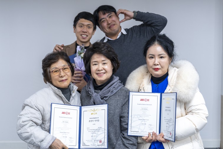 YTo1ODp7czo4OiJGaWxlTmFtZSI7czo0MDoiNWU5OTEyYzQtM2I4ZC00YzYwLWE0ZWQtNDA4ODg4OTI5Y2JhLmpwZyI7czoxMjoiRmlsZURhdGVUaW1lIjtpOjE3NjUxNjY5NzI7czo4OiJGaWxlU2l6ZSI7aToxNTA0OTk1O3M6ODoiRmlsZVR5cGUiO2k6MjtzOjg6Ik1pbWVUeXBlIjtzOjEwOiJpbWFnZS9qcGVnIjtzOjEzOiJTZWN0aW9uc0ZvdW5kIjtzOjMwOiJBTllfVEFHLCBJRkQwLCBUSFVNQk5BSUwsIEVYSUYiO3M6ODoiQ09NUFVURUQiO2E6OTp7czo0OiJodG1sIjtzOjI2OiJ3aWR0aD0iMjAwOCIgaGVpZ2h0PSIxMzM5IiI7czo2OiJIZWlnaHQiO2k6MTMzOTtzOjU6IldpZHRoIjtpOjIwMDg7czo3OiJJc0NvbG9yIjtpOjE7czoxNzoiQnl0ZU9yZGVyTW90b3JvbGEiO2k6MDtzOjE1OiJBcGVydHVyZUZOdW1iZXIiO3M6NToiZi8zLjIiO3M6OToiQ29weXJpZ2h0IjtzOjQ6IllBQkMiO3M6MTg6IlRodW1ibmFpbC5GaWxlVHlwZSI7aToyO3M6MTg6IlRodW1ibmFpbC5NaW1lVHlwZSI7czoxMDoiaW1hZ2UvanBlZyI7fXM6NDoiTWFrZSI7czo0OiJTT05ZIjtzOjU6Ik1vZGVsIjtzOjg6IklMQ0UtN000IjtzOjExOiJYUmVzb2x1dGlvbiI7czo1OiIyNDAvMSI7czoxMToiWVJlc29sdXRpb24iO3M6NToiMjQwLzEiO3M6MTQ6IlJlc29sdXRpb25Vbml0IjtpOjI7czo4OiJTb2Z0d2FyZSI7czo1MjoiQWRvYmUgUGhvdG9zaG9wIExpZ2h0cm9vbSBDbGFzc2ljIDE0LjEuMSAoTWFjaW50b3NoKSI7czo4OiJEYXRlVGltZSI7czoxOToiMjAyNToxMjowOCAxMzowOToxOCI7czo2OiJBcnRpc3QiO3M6NzoiWUFCQ19TRyI7czo5OiJDb3B5cmlnaHQiO3M6NDoiWUFCQyI7czoxNjoiRXhpZl9JRkRfUG9pbnRlciI7aToyNTQ7czo5OiJUSFVNQk5BSUwiO2E6Njp7czoxMToiQ29tcHJlc3Npb24iO2k6NjtzOjExOiJYUmVzb2x1dGlvbiI7czo0OiI3Mi8xIjtzOjExOiJZUmVzb2x1dGlvbiI7czo0OiI3Mi8xIjtzOjE0OiJSZXNvbHV0aW9uVW5pdCI7aToyO3M6MjE6IkpQRUdJbnRlcmNoYW5nZUZvcm1hdCI7aToxMDQwO3M6Mjc6IkpQRUdJbnRlcmNoYW5nZUZvcm1hdExlbmd0aCI7aToxMzIyMzt9czoxMjoiRXhwb3N1cmVUaW1lIjtzOjQ6IjEvNjAiO3M6NzoiRk51bWJlciI7czo1OiIzMi8xMCI7czoxNToiRXhwb3N1cmVQcm9ncmFtIjtpOjE7czoxNToiSVNPU3BlZWRSYXRpbmdzIjtpOjEyNTtzOjE5OiJVbmRlZmluZWRUYWc6MHg4ODMwIjtpOjI7czoxOToiVW5kZWZpbmVkVGFnOjB4ODgzMiI7aToxMjU7czoxMToiRXhpZlZlcnNpb24iO3M6NDoiMDIzMiI7czoxNjoiRGF0ZVRpbWVPcmlnaW5hbCI7czoxOToiMjAyNToxMjowNyAxNTo1MToxMiI7czoxNzoiRGF0ZVRpbWVEaWdpdGl6ZWQiO3M6MTk6IjIwMjU6MTI6MDcgMTU6NTE6MTIiO3M6MTk6IlVuZGVmaW5lZFRhZzoweDkwMTAiO3M6NjoiKzA5OjAwIjtzOjE5OiJVbmRlZmluZWRUYWc6MHg5MDExIjtzOjY6IiswOTowMCI7czoxOToiVW5kZWZpbmVkVGFnOjB4OTAxMiI7czo2OiIrMDk6MDAiO3M6MTc6IlNodXR0ZXJTcGVlZFZhbHVlIjtzOjE1OiI1OTA2ODkxLzEwMDAwMDAiO3M6MTM6IkFwZXJ0dXJlVmFsdWUiO3M6MTU6IjMzNTYxNDQvMTAwMDAwMCI7czoxNToiQnJpZ2h0bmVzc1ZhbHVlIjtzOjk6Ijg4NzQvMjU2MCI7czoxNzoiRXhwb3N1cmVCaWFzVmFsdWUiO3M6NDoiMC8xMCI7czoxNjoiTWF4QXBlcnR1cmVWYWx1ZSI7czo3OiI3NjAvMjU2IjtzOjEyOiJNZXRlcmluZ01vZGUiO2k6NTtzOjExOiJMaWdodFNvdXJjZSI7aTowO3M6NToiRmxhc2giO2k6MTM7czoxMToiRm9jYWxMZW5ndGgiO3M6NjoiMzkwLzEwIjtzOjE4OiJTdWJTZWNUaW1lT3JpZ2luYWwiO3M6MzoiMTg3IjtzOjE5OiJTdWJTZWNUaW1lRGlnaXRpemVkIjtzOjM6IjE4NyI7czoxMDoiQ29sb3JTcGFjZSI7aTo2NTUzNTtzOjIxOiJGb2NhbFBsYW5lWFJlc29sdXRpb24iO3M6MTQ6IjY0NDQ5MzM5LzMyNzY4IjtzOjIxOiJGb2NhbFBsYW5lWVJlc29sdXRpb24iO3M6MTQ6IjY0NDQ5MzM5LzMyNzY4IjtzOjI0OiJGb2NhbFBsYW5lUmVzb2x1dGlvblVuaXQiO2k6MztzOjEwOiJGaWxlU291cmNlIjtzOjE6IgMiO3M6OToiU2NlbmVUeXBlIjtzOjE6IgEiO3M6MTQ6IkN1c3RvbVJlbmRlcmVkIjtpOjA7czoxMjoiRXhwb3N1cmVNb2RlIjtpOjE7czoxMjoiV2hpdGVCYWxhbmNlIjtpOjE7czoxNjoiRGlnaXRhbFpvb21SYXRpbyI7czo1OiIxNi8xNiI7czoyMToiRm9jYWxMZW5ndGhJbjM1bW1GaWxtIjtpOjM5O3M6MTY6IlNjZW5lQ2FwdHVyZVR5cGUiO2k6MDtzOjg6IkNvbnRyYXN0IjtpOjA7czoxMDoiU2F0dXJhdGlvbiI7aTowO3M6OToiU2hhcnBuZXNzIjtpOjA7czoxOToiVW5kZWZpbmVkVGFnOjB4QTQzMiI7YTo0OntpOjA7czo2OiIyNDAvMTAiO2k6MTtzOjY6IjcwMC8xMCI7aToyO3M6NToiMjgvMTAiO2k6MztzOjU6IjI4LzEwIjt9czoxOToiVW5kZWZpbmVkVGFnOjB4QTQzNCI7czoyMToiRkUgMjQtNzBtbSBGMi44IEdNIElJIjt9