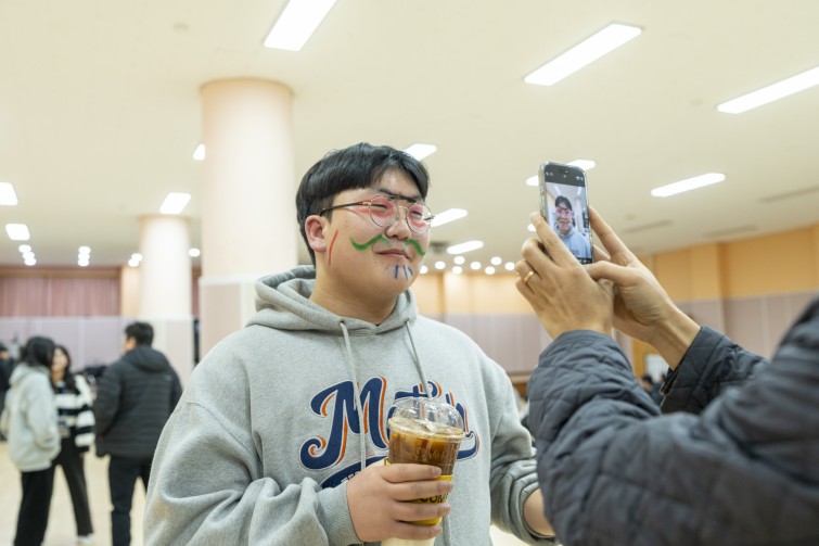 YTo1ODp7czo4OiJGaWxlTmFtZSI7czo0MDoiNmE5NTkwYjUtZmYzNi00MTVmLWJhZDUtZGI0YmQyZTFmZjI3LmpwZyI7czoxMjoiRmlsZURhdGVUaW1lIjtpOjE3NzA3MDQyNzg7czo4OiJGaWxlU2l6ZSI7aToxMDQzOTQzO3M6ODoiRmlsZVR5cGUiO2k6MjtzOjg6Ik1pbWVUeXBlIjtzOjEwOiJpbWFnZS9qcGVnIjtzOjEzOiJTZWN0aW9uc0ZvdW5kIjtzOjMwOiJBTllfVEFHLCBJRkQwLCBUSFVNQk5BSUwsIEVYSUYiO3M6ODoiQ09NUFVURUQiO2E6OTp7czo0OiJodG1sIjtzOjI2OiJ3aWR0aD0iMTc1MiIgaGVpZ2h0PSIxMTY4IiI7czo2OiJIZWlnaHQiO2k6MTE2ODtzOjU6IldpZHRoIjtpOjE3NTI7czo3OiJJc0NvbG9yIjtpOjE7czoxNzoiQnl0ZU9yZGVyTW90b3JvbGEiO2k6MDtzOjE1OiJBcGVydHVyZUZOdW1iZXIiO3M6NToiZi8yLjgiO3M6OToiQ29weXJpZ2h0IjtzOjQ6IllBQkMiO3M6MTg6IlRodW1ibmFpbC5GaWxlVHlwZSI7aToyO3M6MTg6IlRodW1ibmFpbC5NaW1lVHlwZSI7czoxMDoiaW1hZ2UvanBlZyI7fXM6NDoiTWFrZSI7czo0OiJTT05ZIjtzOjU6Ik1vZGVsIjtzOjg6IklMQ0UtN000IjtzOjExOiJYUmVzb2x1dGlvbiI7czo1OiIyNDAvMSI7czoxMToiWVJlc29sdXRpb24iO3M6NToiMjQwLzEiO3M6MTQ6IlJlc29sdXRpb25Vbml0IjtpOjI7czo4OiJTb2Z0d2FyZSI7czo1MjoiQWRvYmUgUGhvdG9zaG9wIExpZ2h0cm9vbSBDbGFzc2ljIDE1LjEuMSAoTWFjaW50b3NoKSI7czo4OiJEYXRlVGltZSI7czoxOToiMjAyNjowMjoxMCAxNDo1MjoxMyI7czo2OiJBcnRpc3QiO3M6NzoiWUFCQ19TRyI7czo5OiJDb3B5cmlnaHQiO3M6NDoiWUFCQyI7czoxNjoiRXhpZl9JRkRfUG9pbnRlciI7aToyNTQ7czo5OiJUSFVNQk5BSUwiO2E6Njp7czoxMToiQ29tcHJlc3Npb24iO2k6NjtzOjExOiJYUmVzb2x1dGlvbiI7czo0OiI3Mi8xIjtzOjExOiJZUmVzb2x1dGlvbiI7czo0OiI3Mi8xIjtzOjE0OiJSZXNvbHV0aW9uVW5pdCI7aToyO3M6MjE6IkpQRUdJbnRlcmNoYW5nZUZvcm1hdCI7aToxMDQwO3M6Mjc6IkpQRUdJbnRlcmNoYW5nZUZvcm1hdExlbmd0aCI7aToxMjY5OTt9czoxMjoiRXhwb3N1cmVUaW1lIjtzOjU6IjEvMTI1IjtzOjc6IkZOdW1iZXIiO3M6NToiMjgvMTAiO3M6MTU6IkV4cG9zdXJlUHJvZ3JhbSI7aToxO3M6MTU6IklTT1NwZWVkUmF0aW5ncyI7aTo1MDA7czoxOToiVW5kZWZpbmVkVGFnOjB4ODgzMCI7aToyO3M6MTk6IlVuZGVmaW5lZFRhZzoweDg4MzIiO2k6NTAwO3M6MTE6IkV4aWZWZXJzaW9uIjtzOjQ6IjAyMzIiO3M6MTY6IkRhdGVUaW1lT3JpZ2luYWwiO3M6MTk6IjIwMjY6MDI6MDggMTY6NTU6NDYiO3M6MTc6IkRhdGVUaW1lRGlnaXRpemVkIjtzOjE5OiIyMDI2OjAyOjA4IDE2OjU1OjQ2IjtzOjE5OiJVbmRlZmluZWRUYWc6MHg5MDEwIjtzOjY6IiswOTowMCI7czoxOToiVW5kZWZpbmVkVGFnOjB4OTAxMSI7czo2OiIrMDk6MDAiO3M6MTk6IlVuZGVmaW5lZFRhZzoweDkwMTIiO3M6NjoiKzA5OjAwIjtzOjE3OiJTaHV0dGVyU3BlZWRWYWx1ZSI7czoxNToiNjk2NTc4NC8xMDAwMDAwIjtzOjEzOiJBcGVydHVyZVZhbHVlIjtzOjE1OiIyOTcwODU0LzEwMDAwMDAiO3M6MTU6IkJyaWdodG5lc3NWYWx1ZSI7czo5OiI3NDg0LzI1NjAiO3M6MTc6IkV4cG9zdXJlQmlhc1ZhbHVlIjtzOjQ6IjAvMTAiO3M6MTY6Ik1heEFwZXJ0dXJlVmFsdWUiO3M6NzoiNzYwLzI1NiI7czoxMjoiTWV0ZXJpbmdNb2RlIjtpOjU7czoxMToiTGlnaHRTb3VyY2UiO2k6MDtzOjU6IkZsYXNoIjtpOjE2O3M6MTE6IkZvY2FsTGVuZ3RoIjtzOjY6IjMyMC8xMCI7czoxODoiU3ViU2VjVGltZU9yaWdpbmFsIjtzOjM6IjAwOCI7czoxOToiU3ViU2VjVGltZURpZ2l0aXplZCI7czozOiIwMDgiO3M6MTA6IkNvbG9yU3BhY2UiO2k6NjU1MzU7czoyMToiRm9jYWxQbGFuZVhSZXNvbHV0aW9uIjtzOjE0OiI2NDQ0OTMzOS8zMjc2OCI7czoyMToiRm9jYWxQbGFuZVlSZXNvbHV0aW9uIjtzOjE0OiI2NDQ0OTMzOS8zMjc2OCI7czoyNDoiRm9jYWxQbGFuZVJlc29sdXRpb25Vbml0IjtpOjM7czoxMDoiRmlsZVNvdXJjZSI7czoxOiIDIjtzOjk6IlNjZW5lVHlwZSI7czoxOiIBIjtzOjE0OiJDdXN0b21SZW5kZXJlZCI7aTowO3M6MTI6IkV4cG9zdXJlTW9kZSI7aToxO3M6MTI6IldoaXRlQmFsYW5jZSI7aTowO3M6MTY6IkRpZ2l0YWxab29tUmF0aW8iO3M6NToiMTYvMTYiO3M6MjE6IkZvY2FsTGVuZ3RoSW4zNW1tRmlsbSI7aTozMjtzOjE2OiJTY2VuZUNhcHR1cmVUeXBlIjtpOjA7czo4OiJDb250cmFzdCI7aToxO3M6MTA6IlNhdHVyYXRpb24iO2k6MTtzOjk6IlNoYXJwbmVzcyI7aTowO3M6MTk6IlVuZGVmaW5lZFRhZzoweEE0MzIiO2E6NDp7aTowO3M6NjoiMTYwLzEwIjtpOjE7czo2OiIzNTAvMTAiO2k6MjtzOjU6IjI4LzEwIjtpOjM7czo1OiIyOC8xMCI7fXM6MTk6IlVuZGVmaW5lZFRhZzoweEE0MzQiO3M6MjE6IkZFIDE2LTM1bW0gRjIuOCBHTSBJSSI7fQ==