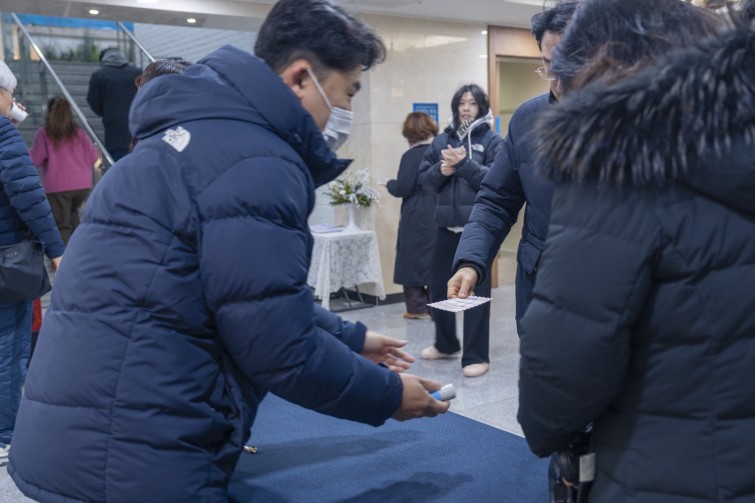 YTo1ODp7czo4OiJGaWxlTmFtZSI7czo0MDoiNzdmY2Q1ODUtMGE4MS00ZTQzLThmNmYtMGEzNmEyMTBkOWQ2LmpwZyI7czoxMjoiRmlsZURhdGVUaW1lIjtpOjE3Njc0Mjk5NDQ7czo4OiJGaWxlU2l6ZSI7aTo5NDA2MDM7czo4OiJGaWxlVHlwZSI7aToyO3M6ODoiTWltZVR5cGUiO3M6MTA6ImltYWdlL2pwZWciO3M6MTM6IlNlY3Rpb25zRm91bmQiO3M6MzA6IkFOWV9UQUcsIElGRDAsIFRIVU1CTkFJTCwgRVhJRiI7czo4OiJDT01QVVRFRCI7YTo5OntzOjQ6Imh0bWwiO3M6MjY6IndpZHRoPSIxNTMyIiBoZWlnaHQ9IjEwMjEiIjtzOjY6IkhlaWdodCI7aToxMDIxO3M6NToiV2lkdGgiO2k6MTUzMjtzOjc6IklzQ29sb3IiO2k6MTtzOjE3OiJCeXRlT3JkZXJNb3Rvcm9sYSI7aTowO3M6MTU6IkFwZXJ0dXJlRk51bWJlciI7czo1OiJmLzQuMCI7czo5OiJDb3B5cmlnaHQiO3M6NDoiWUFCQyI7czoxODoiVGh1bWJuYWlsLkZpbGVUeXBlIjtpOjI7czoxODoiVGh1bWJuYWlsLk1pbWVUeXBlIjtzOjEwOiJpbWFnZS9qcGVnIjt9czo0OiJNYWtlIjtzOjQ6IlNPTlkiO3M6NToiTW9kZWwiO3M6ODoiSUxDRS03TTQiO3M6MTE6IlhSZXNvbHV0aW9uIjtzOjU6IjI0MC8xIjtzOjExOiJZUmVzb2x1dGlvbiI7czo1OiIyNDAvMSI7czoxNDoiUmVzb2x1dGlvblVuaXQiO2k6MjtzOjg6IlNvZnR3YXJlIjtzOjUwOiJBZG9iZSBQaG90b3Nob3AgTGlnaHRyb29tIENsYXNzaWMgMTUuMSAoTWFjaW50b3NoKSI7czo4OiJEYXRlVGltZSI7czoxOToiMjAyNjowMTowMyAxNzowOTo1OSI7czo2OiJBcnRpc3QiO3M6NzoiWUFCQ19TRyI7czo5OiJDb3B5cmlnaHQiO3M6NDoiWUFCQyI7czoxNjoiRXhpZl9JRkRfUG9pbnRlciI7aToyNTI7czo5OiJUSFVNQk5BSUwiO2E6Njp7czoxMToiQ29tcHJlc3Npb24iO2k6NjtzOjExOiJYUmVzb2x1dGlvbiI7czo0OiI3Mi8xIjtzOjExOiJZUmVzb2x1dGlvbiI7czo0OiI3Mi8xIjtzOjE0OiJSZXNvbHV0aW9uVW5pdCI7aToyO3M6MjE6IkpQRUdJbnRlcmNoYW5nZUZvcm1hdCI7aToxMDM4O3M6Mjc6IkpQRUdJbnRlcmNoYW5nZUZvcm1hdExlbmd0aCI7aToxNDA1ODt9czoxMjoiRXhwb3N1cmVUaW1lIjtzOjQ6IjEvNjAiO3M6NzoiRk51bWJlciI7czozOiI0LzEiO3M6MTU6IkV4cG9zdXJlUHJvZ3JhbSI7aToxO3M6MTU6IklTT1NwZWVkUmF0aW5ncyI7aTo1MDA7czoxOToiVW5kZWZpbmVkVGFnOjB4ODgzMCI7aToyO3M6MTk6IlVuZGVmaW5lZFRhZzoweDg4MzIiO2k6NTAwO3M6MTE6IkV4aWZWZXJzaW9uIjtzOjQ6IjAyMzIiO3M6MTY6IkRhdGVUaW1lT3JpZ2luYWwiO3M6MTk6IjIwMjY6MDE6MDIgMDU6NTA6NDQiO3M6MTc6IkRhdGVUaW1lRGlnaXRpemVkIjtzOjE5OiIyMDI2OjAxOjAyIDA1OjUwOjQ0IjtzOjE5OiJVbmRlZmluZWRUYWc6MHg5MDEwIjtzOjY6IiswOTowMCI7czoxOToiVW5kZWZpbmVkVGFnOjB4OTAxMSI7czo2OiIrMDk6MDAiO3M6MTk6IlVuZGVmaW5lZFRhZzoweDkwMTIiO3M6NjoiKzA5OjAwIjtzOjE3OiJTaHV0dGVyU3BlZWRWYWx1ZSI7czoxNToiNTkwNjg5MS8xMDAwMDAwIjtzOjEzOiJBcGVydHVyZVZhbHVlIjtzOjM6IjQvMSI7czoxNToiQnJpZ2h0bmVzc1ZhbHVlIjtzOjg6Ijg4NC8yNTYwIjtzOjE3OiJFeHBvc3VyZUJpYXNWYWx1ZSI7czo0OiIwLzEwIjtzOjE2OiJNYXhBcGVydHVyZVZhbHVlIjtzOjc6Ijc2MC8yNTYiO3M6MTI6Ik1ldGVyaW5nTW9kZSI7aTo1O3M6MTE6IkxpZ2h0U291cmNlIjtpOjA7czo1OiJGbGFzaCI7aToxNjtzOjExOiJGb2NhbExlbmd0aCI7czo2OiIzMzAvMTAiO3M6MTg6IlN1YlNlY1RpbWVPcmlnaW5hbCI7czozOiI5NzIiO3M6MTk6IlN1YlNlY1RpbWVEaWdpdGl6ZWQiO3M6MzoiOTcyIjtzOjEwOiJDb2xvclNwYWNlIjtpOjY1NTM1O3M6MjE6IkZvY2FsUGxhbmVYUmVzb2x1dGlvbiI7czoxNDoiNjQ0NDkzMzkvMzI3NjgiO3M6MjE6IkZvY2FsUGxhbmVZUmVzb2x1dGlvbiI7czoxNDoiNjQ0NDkzMzkvMzI3NjgiO3M6MjQ6IkZvY2FsUGxhbmVSZXNvbHV0aW9uVW5pdCI7aTozO3M6MTA6IkZpbGVTb3VyY2UiO3M6MToiAyI7czo5OiJTY2VuZVR5cGUiO3M6MToiASI7czoxNDoiQ3VzdG9tUmVuZGVyZWQiO2k6MDtzOjEyOiJFeHBvc3VyZU1vZGUiO2k6MTtzOjEyOiJXaGl0ZUJhbGFuY2UiO2k6MDtzOjE2OiJEaWdpdGFsWm9vbVJhdGlvIjtzOjU6IjE2LzE2IjtzOjIxOiJGb2NhbExlbmd0aEluMzVtbUZpbG0iO2k6MzM7czoxNjoiU2NlbmVDYXB0dXJlVHlwZSI7aTowO3M6ODoiQ29udHJhc3QiO2k6MDtzOjEwOiJTYXR1cmF0aW9uIjtpOjA7czo5OiJTaGFycG5lc3MiO2k6MDtzOjE5OiJVbmRlZmluZWRUYWc6MHhBNDMyIjthOjQ6e2k6MDtzOjY6IjI0MC8xMCI7aToxO3M6NjoiNzAwLzEwIjtpOjI7czo1OiIyOC8xMCI7aTozO3M6NToiMjgvMTAiO31zOjE5OiJVbmRlZmluZWRUYWc6MHhBNDM0IjtzOjIxOiJGRSAyNC03MG1tIEYyLjggR00gSUkiO30=