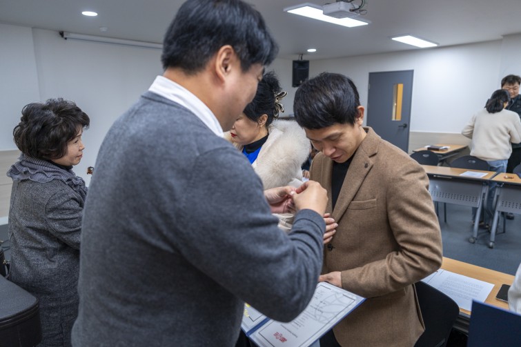 YTo1ODp7czo4OiJGaWxlTmFtZSI7czo0MDoiN2ZmNTFjNDAtYzg2OC00MmU3LTgxY2UtZmE4YTQwZmU0ZWEzLmpwZyI7czoxMjoiRmlsZURhdGVUaW1lIjtpOjE3NjUxNjY5NzI7czo4OiJGaWxlU2l6ZSI7aToyMjMyMzAwO3M6ODoiRmlsZVR5cGUiO2k6MjtzOjg6Ik1pbWVUeXBlIjtzOjEwOiJpbWFnZS9qcGVnIjtzOjEzOiJTZWN0aW9uc0ZvdW5kIjtzOjMwOiJBTllfVEFHLCBJRkQwLCBUSFVNQk5BSUwsIEVYSUYiO3M6ODoiQ09NUFVURUQiO2E6OTp7czo0OiJodG1sIjtzOjI2OiJ3aWR0aD0iMjQwMCIgaGVpZ2h0PSIxNjAwIiI7czo2OiJIZWlnaHQiO2k6MTYwMDtzOjU6IldpZHRoIjtpOjI0MDA7czo3OiJJc0NvbG9yIjtpOjE7czoxNzoiQnl0ZU9yZGVyTW90b3JvbGEiO2k6MDtzOjE1OiJBcGVydHVyZUZOdW1iZXIiO3M6NToiZi8yLjgiO3M6OToiQ29weXJpZ2h0IjtzOjQ6IllBQkMiO3M6MTg6IlRodW1ibmFpbC5GaWxlVHlwZSI7aToyO3M6MTg6IlRodW1ibmFpbC5NaW1lVHlwZSI7czoxMDoiaW1hZ2UvanBlZyI7fXM6NDoiTWFrZSI7czo0OiJTT05ZIjtzOjU6Ik1vZGVsIjtzOjg6IklMQ0UtN000IjtzOjExOiJYUmVzb2x1dGlvbiI7czo1OiIyNDAvMSI7czoxMToiWVJlc29sdXRpb24iO3M6NToiMjQwLzEiO3M6MTQ6IlJlc29sdXRpb25Vbml0IjtpOjI7czo4OiJTb2Z0d2FyZSI7czo1MjoiQWRvYmUgUGhvdG9zaG9wIExpZ2h0cm9vbSBDbGFzc2ljIDE0LjEuMSAoTWFjaW50b3NoKSI7czo4OiJEYXRlVGltZSI7czoxOToiMjAyNToxMjowOCAxMzowOTowOCI7czo2OiJBcnRpc3QiO3M6NzoiWUFCQ19TRyI7czo5OiJDb3B5cmlnaHQiO3M6NDoiWUFCQyI7czoxNjoiRXhpZl9JRkRfUG9pbnRlciI7aToyNTQ7czo5OiJUSFVNQk5BSUwiO2E6Njp7czoxMToiQ29tcHJlc3Npb24iO2k6NjtzOjExOiJYUmVzb2x1dGlvbiI7czo0OiI3Mi8xIjtzOjExOiJZUmVzb2x1dGlvbiI7czo0OiI3Mi8xIjtzOjE0OiJSZXNvbHV0aW9uVW5pdCI7aToyO3M6MjE6IkpQRUdJbnRlcmNoYW5nZUZvcm1hdCI7aToxMDQwO3M6Mjc6IkpQRUdJbnRlcmNoYW5nZUZvcm1hdExlbmd0aCI7aToxMzYwNTt9czoxMjoiRXhwb3N1cmVUaW1lIjtzOjU6IjEvMjUwIjtzOjc6IkZOdW1iZXIiO3M6NToiMjgvMTAiO3M6MTU6IkV4cG9zdXJlUHJvZ3JhbSI7aToxO3M6MTU6IklTT1NwZWVkUmF0aW5ncyI7aToyMDA7czoxOToiVW5kZWZpbmVkVGFnOjB4ODgzMCI7aToyO3M6MTk6IlVuZGVmaW5lZFRhZzoweDg4MzIiO2k6MjAwO3M6MTE6IkV4aWZWZXJzaW9uIjtzOjQ6IjAyMzIiO3M6MTY6IkRhdGVUaW1lT3JpZ2luYWwiO3M6MTk6IjIwMjU6MTI6MDcgMTU6MzI6MTUiO3M6MTc6IkRhdGVUaW1lRGlnaXRpemVkIjtzOjE5OiIyMDI1OjEyOjA3IDE1OjMyOjE1IjtzOjE5OiJVbmRlZmluZWRUYWc6MHg5MDEwIjtzOjY6IiswOTowMCI7czoxOToiVW5kZWZpbmVkVGFnOjB4OTAxMSI7czo2OiIrMDk6MDAiO3M6MTk6IlVuZGVmaW5lZFRhZzoweDkwMTIiO3M6NjoiKzA5OjAwIjtzOjE3OiJTaHV0dGVyU3BlZWRWYWx1ZSI7czoxNToiNzk2NTc4NC8xMDAwMDAwIjtzOjEzOiJBcGVydHVyZVZhbHVlIjtzOjE1OiIyOTcwODU0LzEwMDAwMDAiO3M6MTU6IkJyaWdodG5lc3NWYWx1ZSI7czo5OiI2NDE0LzI1NjAiO3M6MTc6IkV4cG9zdXJlQmlhc1ZhbHVlIjtzOjQ6IjAvMTAiO3M6MTY6Ik1heEFwZXJ0dXJlVmFsdWUiO3M6NzoiNzYwLzI1NiI7czoxMjoiTWV0ZXJpbmdNb2RlIjtpOjU7czoxMToiTGlnaHRTb3VyY2UiO2k6MDtzOjU6IkZsYXNoIjtpOjEzO3M6MTE6IkZvY2FsTGVuZ3RoIjtzOjY6IjI0MC8xMCI7czoxODoiU3ViU2VjVGltZU9yaWdpbmFsIjtzOjM6IjE3NyI7czoxOToiU3ViU2VjVGltZURpZ2l0aXplZCI7czozOiIxNzciO3M6MTA6IkNvbG9yU3BhY2UiO2k6NjU1MzU7czoyMToiRm9jYWxQbGFuZVhSZXNvbHV0aW9uIjtzOjE0OiI2NDQ0OTMzOS8zMjc2OCI7czoyMToiRm9jYWxQbGFuZVlSZXNvbHV0aW9uIjtzOjE0OiI2NDQ0OTMzOS8zMjc2OCI7czoyNDoiRm9jYWxQbGFuZVJlc29sdXRpb25Vbml0IjtpOjM7czoxMDoiRmlsZVNvdXJjZSI7czoxOiIDIjtzOjk6IlNjZW5lVHlwZSI7czoxOiIBIjtzOjE0OiJDdXN0b21SZW5kZXJlZCI7aTowO3M6MTI6IkV4cG9zdXJlTW9kZSI7aToxO3M6MTI6IldoaXRlQmFsYW5jZSI7aToxO3M6MTY6IkRpZ2l0YWxab29tUmF0aW8iO3M6NToiMTYvMTYiO3M6MjE6IkZvY2FsTGVuZ3RoSW4zNW1tRmlsbSI7aToyNDtzOjE2OiJTY2VuZUNhcHR1cmVUeXBlIjtpOjA7czo4OiJDb250cmFzdCI7aTowO3M6MTA6IlNhdHVyYXRpb24iO2k6MDtzOjk6IlNoYXJwbmVzcyI7aTowO3M6MTk6IlVuZGVmaW5lZFRhZzoweEE0MzIiO2E6NDp7aTowO3M6NjoiMjQwLzEwIjtpOjE7czo2OiI3MDAvMTAiO2k6MjtzOjU6IjI4LzEwIjtpOjM7czo1OiIyOC8xMCI7fXM6MTk6IlVuZGVmaW5lZFRhZzoweEE0MzQiO3M6MjE6IkZFIDI0LTcwbW0gRjIuOCBHTSBJSSI7fQ==