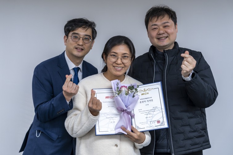 YTo1ODp7czo4OiJGaWxlTmFtZSI7czo0MDoiYzE0MGE3ZGMtZGM1ZC00NDVlLWE0MDYtZjBhZDcwMmM0ZmFmLmpwZyI7czoxMjoiRmlsZURhdGVUaW1lIjtpOjE3NjUxNjY5NzM7czo4OiJGaWxlU2l6ZSI7aToxNjUzNzc2O3M6ODoiRmlsZVR5cGUiO2k6MjtzOjg6Ik1pbWVUeXBlIjtzOjEwOiJpbWFnZS9qcGVnIjtzOjEzOiJTZWN0aW9uc0ZvdW5kIjtzOjMwOiJBTllfVEFHLCBJRkQwLCBUSFVNQk5BSUwsIEVYSUYiO3M6ODoiQ09NUFVURUQiO2E6OTp7czo0OiJodG1sIjtzOjI2OiJ3aWR0aD0iMjE3NyIgaGVpZ2h0PSIxNDUxIiI7czo2OiJIZWlnaHQiO2k6MTQ1MTtzOjU6IldpZHRoIjtpOjIxNzc7czo3OiJJc0NvbG9yIjtpOjE7czoxNzoiQnl0ZU9yZGVyTW90b3JvbGEiO2k6MDtzOjE1OiJBcGVydHVyZUZOdW1iZXIiO3M6NToiZi8zLjIiO3M6OToiQ29weXJpZ2h0IjtzOjQ6IllBQkMiO3M6MTg6IlRodW1ibmFpbC5GaWxlVHlwZSI7aToyO3M6MTg6IlRodW1ibmFpbC5NaW1lVHlwZSI7czoxMDoiaW1hZ2UvanBlZyI7fXM6NDoiTWFrZSI7czo0OiJTT05ZIjtzOjU6Ik1vZGVsIjtzOjg6IklMQ0UtN000IjtzOjExOiJYUmVzb2x1dGlvbiI7czo1OiIyNDAvMSI7czoxMToiWVJlc29sdXRpb24iO3M6NToiMjQwLzEiO3M6MTQ6IlJlc29sdXRpb25Vbml0IjtpOjI7czo4OiJTb2Z0d2FyZSI7czo1MjoiQWRvYmUgUGhvdG9zaG9wIExpZ2h0cm9vbSBDbGFzc2ljIDE0LjEuMSAoTWFjaW50b3NoKSI7czo4OiJEYXRlVGltZSI7czoxOToiMjAyNToxMjowOCAxMzowOToyMSI7czo2OiJBcnRpc3QiO3M6NzoiWUFCQ19TRyI7czo5OiJDb3B5cmlnaHQiO3M6NDoiWUFCQyI7czoxNjoiRXhpZl9JRkRfUG9pbnRlciI7aToyNTQ7czo5OiJUSFVNQk5BSUwiO2E6Njp7czoxMToiQ29tcHJlc3Npb24iO2k6NjtzOjExOiJYUmVzb2x1dGlvbiI7czo0OiI3Mi8xIjtzOjExOiJZUmVzb2x1dGlvbiI7czo0OiI3Mi8xIjtzOjE0OiJSZXNvbHV0aW9uVW5pdCI7aToyO3M6MjE6IkpQRUdJbnRlcmNoYW5nZUZvcm1hdCI7aToxMDQwO3M6Mjc6IkpQRUdJbnRlcmNoYW5nZUZvcm1hdExlbmd0aCI7aToxMTk3NTt9czoxMjoiRXhwb3N1cmVUaW1lIjtzOjQ6IjEvNjAiO3M6NzoiRk51bWJlciI7czo1OiIzMi8xMCI7czoxNToiRXhwb3N1cmVQcm9ncmFtIjtpOjE7czoxNToiSVNPU3BlZWRSYXRpbmdzIjtpOjEwMDtzOjE5OiJVbmRlZmluZWRUYWc6MHg4ODMwIjtpOjI7czoxOToiVW5kZWZpbmVkVGFnOjB4ODgzMiI7aToxMDA7czoxMToiRXhpZlZlcnNpb24iO3M6NDoiMDIzMiI7czoxNjoiRGF0ZVRpbWVPcmlnaW5hbCI7czoxOToiMjAyNToxMjowNyAxNTo1Mjo1OCI7czoxNzoiRGF0ZVRpbWVEaWdpdGl6ZWQiO3M6MTk6IjIwMjU6MTI6MDcgMTU6NTI6NTgiO3M6MTk6IlVuZGVmaW5lZFRhZzoweDkwMTAiO3M6NjoiKzA5OjAwIjtzOjE5OiJVbmRlZmluZWRUYWc6MHg5MDExIjtzOjY6IiswOTowMCI7czoxOToiVW5kZWZpbmVkVGFnOjB4OTAxMiI7czo2OiIrMDk6MDAiO3M6MTc6IlNodXR0ZXJTcGVlZFZhbHVlIjtzOjE1OiI1OTA2ODkxLzEwMDAwMDAiO3M6MTM6IkFwZXJ0dXJlVmFsdWUiO3M6MTU6IjMzNTYxNDQvMTAwMDAwMCI7czoxNToiQnJpZ2h0bmVzc1ZhbHVlIjtzOjk6IjczODQvMjU2MCI7czoxNzoiRXhwb3N1cmVCaWFzVmFsdWUiO3M6NDoiMC8xMCI7czoxNjoiTWF4QXBlcnR1cmVWYWx1ZSI7czo3OiI3NjAvMjU2IjtzOjEyOiJNZXRlcmluZ01vZGUiO2k6NTtzOjExOiJMaWdodFNvdXJjZSI7aTowO3M6NToiRmxhc2giO2k6MTM7czoxMToiRm9jYWxMZW5ndGgiO3M6NjoiNDgwLzEwIjtzOjE4OiJTdWJTZWNUaW1lT3JpZ2luYWwiO3M6MzoiNTYxIjtzOjE5OiJTdWJTZWNUaW1lRGlnaXRpemVkIjtzOjM6IjU2MSI7czoxMDoiQ29sb3JTcGFjZSI7aTo2NTUzNTtzOjIxOiJGb2NhbFBsYW5lWFJlc29sdXRpb24iO3M6MTQ6IjY0NDQ5MzM5LzMyNzY4IjtzOjIxOiJGb2NhbFBsYW5lWVJlc29sdXRpb24iO3M6MTQ6IjY0NDQ5MzM5LzMyNzY4IjtzOjI0OiJGb2NhbFBsYW5lUmVzb2x1dGlvblVuaXQiO2k6MztzOjEwOiJGaWxlU291cmNlIjtzOjE6IgMiO3M6OToiU2NlbmVUeXBlIjtzOjE6IgEiO3M6MTQ6IkN1c3RvbVJlbmRlcmVkIjtpOjA7czoxMjoiRXhwb3N1cmVNb2RlIjtpOjE7czoxMjoiV2hpdGVCYWxhbmNlIjtpOjE7czoxNjoiRGlnaXRhbFpvb21SYXRpbyI7czo1OiIxNi8xNiI7czoyMToiRm9jYWxMZW5ndGhJbjM1bW1GaWxtIjtpOjQ4O3M6MTY6IlNjZW5lQ2FwdHVyZVR5cGUiO2k6MDtzOjg6IkNvbnRyYXN0IjtpOjA7czoxMDoiU2F0dXJhdGlvbiI7aTowO3M6OToiU2hhcnBuZXNzIjtpOjA7czoxOToiVW5kZWZpbmVkVGFnOjB4QTQzMiI7YTo0OntpOjA7czo2OiIyNDAvMTAiO2k6MTtzOjY6IjcwMC8xMCI7aToyO3M6NToiMjgvMTAiO2k6MztzOjU6IjI4LzEwIjt9czoxOToiVW5kZWZpbmVkVGFnOjB4QTQzNCI7czoyMToiRkUgMjQtNzBtbSBGMi44IEdNIElJIjt9