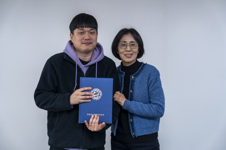 YTo1ODp7czo4OiJGaWxlTmFtZSI7czo0MDoiMjY1OGQ5NmQtNTc4My00ZmY4LTg2ODgtZGFjMGJjZWQ0Mjk1LmpwZyI7czoxMjoiRmlsZURhdGVUaW1lIjtpOjE3NjUxNjY5NzA7czo4OiJGaWxlU2l6ZSI7aToyMDY4MDYwO3M6ODoiRmlsZVR5cGUiO2k6MjtzOjg6Ik1pbWVUeXBlIjtzOjEwOiJpbWFnZS9qcGVnIjtzOjEzOiJTZWN0aW9uc0ZvdW5kIjtzOjMwOiJBTllfVEFHLCBJRkQwLCBUSFVNQk5BSUwsIEVYSUYiO3M6ODoiQ09NUFVURUQiO2E6OTp7czo0OiJodG1sIjtzOjI2OiJ3aWR0aD0iMjQwMCIgaGVpZ2h0PSIxNjAwIiI7czo2OiJIZWlnaHQiO2k6MTYwMDtzOjU6IldpZHRoIjtpOjI0MDA7czo3OiJJc0NvbG9yIjtpOjE7czoxNzoiQnl0ZU9yZGVyTW90b3JvbGEiO2k6MDtzOjE1OiJBcGVydHVyZUZOdW1iZXIiO3M6NToiZi8zLjIiO3M6OToiQ29weXJpZ2h0IjtzOjQ6IllBQkMiO3M6MTg6IlRodW1ibmFpbC5GaWxlVHlwZSI7aToyO3M6MTg6IlRodW1ibmFpbC5NaW1lVHlwZSI7czoxMDoiaW1hZ2UvanBlZyI7fXM6NDoiTWFrZSI7czo0OiJTT05ZIjtzOjU6Ik1vZGVsIjtzOjg6IklMQ0UtN000IjtzOjExOiJYUmVzb2x1dGlvbiI7czo1OiIyNDAvMSI7czoxMToiWVJlc29sdXRpb24iO3M6NToiMjQwLzEiO3M6MTQ6IlJlc29sdXRpb25Vbml0IjtpOjI7czo4OiJTb2Z0d2FyZSI7czo1MjoiQWRvYmUgUGhvdG9zaG9wIExpZ2h0cm9vbSBDbGFzc2ljIDE0LjEuMSAoTWFjaW50b3NoKSI7czo4OiJEYXRlVGltZSI7czoxOToiMjAyNToxMjowOCAxMzowODo0MyI7czo2OiJBcnRpc3QiO3M6NzoiWUFCQ19TRyI7czo5OiJDb3B5cmlnaHQiO3M6NDoiWUFCQyI7czoxNjoiRXhpZl9JRkRfUG9pbnRlciI7aToyNTQ7czo5OiJUSFVNQk5BSUwiO2E6Njp7czoxMToiQ29tcHJlc3Npb24iO2k6NjtzOjExOiJYUmVzb2x1dGlvbiI7czo0OiI3Mi8xIjtzOjExOiJZUmVzb2x1dGlvbiI7czo0OiI3Mi8xIjtzOjE0OiJSZXNvbHV0aW9uVW5pdCI7aToyO3M6MjE6IkpQRUdJbnRlcmNoYW5nZUZvcm1hdCI7aToxMDQwO3M6Mjc6IkpQRUdJbnRlcmNoYW5nZUZvcm1hdExlbmd0aCI7aTo5MTA3O31zOjEyOiJFeHBvc3VyZVRpbWUiO3M6NDoiMS82MCI7czo3OiJGTnVtYmVyIjtzOjU6IjMyLzEwIjtzOjE1OiJFeHBvc3VyZVByb2dyYW0iO2k6MTtzOjE1OiJJU09TcGVlZFJhdGluZ3MiO2k6MjAwO3M6MTk6IlVuZGVmaW5lZFRhZzoweDg4MzAiO2k6MjtzOjE5OiJVbmRlZmluZWRUYWc6MHg4ODMyIjtpOjIwMDtzOjExOiJFeGlmVmVyc2lvbiI7czo0OiIwMjMyIjtzOjE2OiJEYXRlVGltZU9yaWdpbmFsIjtzOjE5OiIyMDI1OjEyOjAzIDEyOjMxOjEyIjtzOjE3OiJEYXRlVGltZURpZ2l0aXplZCI7czoxOToiMjAyNToxMjowMyAxMjozMToxMiI7czoxOToiVW5kZWZpbmVkVGFnOjB4OTAxMCI7czo2OiIrMDk6MDAiO3M6MTk6IlVuZGVmaW5lZFRhZzoweDkwMTEiO3M6NjoiKzA5OjAwIjtzOjE5OiJVbmRlZmluZWRUYWc6MHg5MDEyIjtzOjY6IiswOTowMCI7czoxNzoiU2h1dHRlclNwZWVkVmFsdWUiO3M6MTU6IjU5MDY4OTEvMTAwMDAwMCI7czoxMzoiQXBlcnR1cmVWYWx1ZSI7czoxNToiMzM1NjE0NC8xMDAwMDAwIjtzOjE1OiJCcmlnaHRuZXNzVmFsdWUiO3M6OToiODQyNC8yNTYwIjtzOjE3OiJFeHBvc3VyZUJpYXNWYWx1ZSI7czo0OiIwLzEwIjtzOjE2OiJNYXhBcGVydHVyZVZhbHVlIjtzOjc6Ijc2MC8yNTYiO3M6MTI6Ik1ldGVyaW5nTW9kZSI7aTo1O3M6MTE6IkxpZ2h0U291cmNlIjtpOjA7czo1OiJGbGFzaCI7aToxMztzOjExOiJGb2NhbExlbmd0aCI7czo2OiI1MDAvMTAiO3M6MTg6IlN1YlNlY1RpbWVPcmlnaW5hbCI7czozOiI2MzQiO3M6MTk6IlN1YlNlY1RpbWVEaWdpdGl6ZWQiO3M6MzoiNjM0IjtzOjEwOiJDb2xvclNwYWNlIjtpOjY1NTM1O3M6MjE6IkZvY2FsUGxhbmVYUmVzb2x1dGlvbiI7czoxNDoiNjQ0NDkzMzkvMzI3NjgiO3M6MjE6IkZvY2FsUGxhbmVZUmVzb2x1dGlvbiI7czoxNDoiNjQ0NDkzMzkvMzI3NjgiO3M6MjQ6IkZvY2FsUGxhbmVSZXNvbHV0aW9uVW5pdCI7aTozO3M6MTA6IkZpbGVTb3VyY2UiO3M6MToiAyI7czo5OiJTY2VuZVR5cGUiO3M6MToiASI7czoxNDoiQ3VzdG9tUmVuZGVyZWQiO2k6MDtzOjEyOiJFeHBvc3VyZU1vZGUiO2k6MTtzOjEyOiJXaGl0ZUJhbGFuY2UiO2k6MTtzOjE2OiJEaWdpdGFsWm9vbVJhdGlvIjtzOjU6IjE2LzE2IjtzOjIxOiJGb2NhbExlbmd0aEluMzVtbUZpbG0iO2k6NTA7czoxNjoiU2NlbmVDYXB0dXJlVHlwZSI7aTowO3M6ODoiQ29udHJhc3QiO2k6MDtzOjEwOiJTYXR1cmF0aW9uIjtpOjA7czo5OiJTaGFycG5lc3MiO2k6MDtzOjE5OiJVbmRlZmluZWRUYWc6MHhBNDMyIjthOjQ6e2k6MDtzOjY6IjI0MC8xMCI7aToxO3M6NjoiNzAwLzEwIjtpOjI7czo1OiIyOC8xMCI7aTozO3M6NToiMjgvMTAiO31zOjE5OiJVbmRlZmluZWRUYWc6MHhBNDM0IjtzOjIxOiJGRSAyNC03MG1tIEYyLjggR00gSUkiO30=