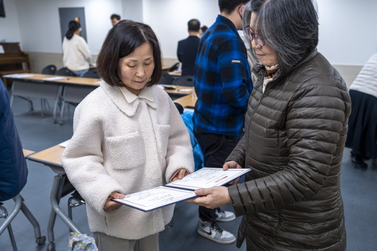 YTo1ODp7czo4OiJGaWxlTmFtZSI7czo0MDoiNjM2N2Y4ZWYtNGM1Ny00NTQ2LWFlZjUtNzU2ODEzN2YzNWYzLmpwZyI7czoxMjoiRmlsZURhdGVUaW1lIjtpOjE3NjUxNjY5NzI7czo4OiJGaWxlU2l6ZSI7aToyNDM5ODIxO3M6ODoiRmlsZVR5cGUiO2k6MjtzOjg6Ik1pbWVUeXBlIjtzOjEwOiJpbWFnZS9qcGVnIjtzOjEzOiJTZWN0aW9uc0ZvdW5kIjtzOjMwOiJBTllfVEFHLCBJRkQwLCBUSFVNQk5BSUwsIEVYSUYiO3M6ODoiQ09NUFVURUQiO2E6OTp7czo0OiJodG1sIjtzOjI2OiJ3aWR0aD0iMjQwMCIgaGVpZ2h0PSIxNjAwIiI7czo2OiJIZWlnaHQiO2k6MTYwMDtzOjU6IldpZHRoIjtpOjI0MDA7czo3OiJJc0NvbG9yIjtpOjE7czoxNzoiQnl0ZU9yZGVyTW90b3JvbGEiO2k6MDtzOjE1OiJBcGVydHVyZUZOdW1iZXIiO3M6NToiZi8yLjgiO3M6OToiQ29weXJpZ2h0IjtzOjQ6IllBQkMiO3M6MTg6IlRodW1ibmFpbC5GaWxlVHlwZSI7aToyO3M6MTg6IlRodW1ibmFpbC5NaW1lVHlwZSI7czoxMDoiaW1hZ2UvanBlZyI7fXM6NDoiTWFrZSI7czo0OiJTT05ZIjtzOjU6Ik1vZGVsIjtzOjg6IklMQ0UtN000IjtzOjExOiJYUmVzb2x1dGlvbiI7czo1OiIyNDAvMSI7czoxMToiWVJlc29sdXRpb24iO3M6NToiMjQwLzEiO3M6MTQ6IlJlc29sdXRpb25Vbml0IjtpOjI7czo4OiJTb2Z0d2FyZSI7czo1MjoiQWRvYmUgUGhvdG9zaG9wIExpZ2h0cm9vbSBDbGFzc2ljIDE0LjEuMSAoTWFjaW50b3NoKSI7czo4OiJEYXRlVGltZSI7czoxOToiMjAyNToxMjowOCAxMzowOTowMyI7czo2OiJBcnRpc3QiO3M6NzoiWUFCQ19TRyI7czo5OiJDb3B5cmlnaHQiO3M6NDoiWUFCQyI7czoxNjoiRXhpZl9JRkRfUG9pbnRlciI7aToyNTQ7czo5OiJUSFVNQk5BSUwiO2E6Njp7czoxMToiQ29tcHJlc3Npb24iO2k6NjtzOjExOiJYUmVzb2x1dGlvbiI7czo0OiI3Mi8xIjtzOjExOiJZUmVzb2x1dGlvbiI7czo0OiI3Mi8xIjtzOjE0OiJSZXNvbHV0aW9uVW5pdCI7aToyO3M6MjE6IkpQRUdJbnRlcmNoYW5nZUZvcm1hdCI7aToxMDQwO3M6Mjc6IkpQRUdJbnRlcmNoYW5nZUZvcm1hdExlbmd0aCI7aToxNTYzODt9czoxMjoiRXhwb3N1cmVUaW1lIjtzOjU6IjEvMjUwIjtzOjc6IkZOdW1iZXIiO3M6NToiMjgvMTAiO3M6MTU6IkV4cG9zdXJlUHJvZ3JhbSI7aToxO3M6MTU6IklTT1NwZWVkUmF0aW5ncyI7aToyMDA7czoxOToiVW5kZWZpbmVkVGFnOjB4ODgzMCI7aToyO3M6MTk6IlVuZGVmaW5lZFRhZzoweDg4MzIiO2k6MjAwO3M6MTE6IkV4aWZWZXJzaW9uIjtzOjQ6IjAyMzIiO3M6MTY6IkRhdGVUaW1lT3JpZ2luYWwiO3M6MTk6IjIwMjU6MTI6MDcgMTU6MzE6NDYiO3M6MTc6IkRhdGVUaW1lRGlnaXRpemVkIjtzOjE5OiIyMDI1OjEyOjA3IDE1OjMxOjQ2IjtzOjE5OiJVbmRlZmluZWRUYWc6MHg5MDEwIjtzOjY6IiswOTowMCI7czoxOToiVW5kZWZpbmVkVGFnOjB4OTAxMSI7czo2OiIrMDk6MDAiO3M6MTk6IlVuZGVmaW5lZFRhZzoweDkwMTIiO3M6NjoiKzA5OjAwIjtzOjE3OiJTaHV0dGVyU3BlZWRWYWx1ZSI7czoxNToiNzk2NTc4NC8xMDAwMDAwIjtzOjEzOiJBcGVydHVyZVZhbHVlIjtzOjE1OiIyOTcwODU0LzEwMDAwMDAiO3M6MTU6IkJyaWdodG5lc3NWYWx1ZSI7czo5OiI2MTk0LzI1NjAiO3M6MTc6IkV4cG9zdXJlQmlhc1ZhbHVlIjtzOjQ6IjAvMTAiO3M6MTY6Ik1heEFwZXJ0dXJlVmFsdWUiO3M6NzoiNzYwLzI1NiI7czoxMjoiTWV0ZXJpbmdNb2RlIjtpOjU7czoxMToiTGlnaHRTb3VyY2UiO2k6MDtzOjU6IkZsYXNoIjtpOjEzO3M6MTE6IkZvY2FsTGVuZ3RoIjtzOjY6IjI5MC8xMCI7czoxODoiU3ViU2VjVGltZU9yaWdpbmFsIjtzOjM6IjA0NiI7czoxOToiU3ViU2VjVGltZURpZ2l0aXplZCI7czozOiIwNDYiO3M6MTA6IkNvbG9yU3BhY2UiO2k6NjU1MzU7czoyMToiRm9jYWxQbGFuZVhSZXNvbHV0aW9uIjtzOjE0OiI2NDQ0OTMzOS8zMjc2OCI7czoyMToiRm9jYWxQbGFuZVlSZXNvbHV0aW9uIjtzOjE0OiI2NDQ0OTMzOS8zMjc2OCI7czoyNDoiRm9jYWxQbGFuZVJlc29sdXRpb25Vbml0IjtpOjM7czoxMDoiRmlsZVNvdXJjZSI7czoxOiIDIjtzOjk6IlNjZW5lVHlwZSI7czoxOiIBIjtzOjE0OiJDdXN0b21SZW5kZXJlZCI7aTowO3M6MTI6IkV4cG9zdXJlTW9kZSI7aToxO3M6MTI6IldoaXRlQmFsYW5jZSI7aToxO3M6MTY6IkRpZ2l0YWxab29tUmF0aW8iO3M6NToiMTYvMTYiO3M6MjE6IkZvY2FsTGVuZ3RoSW4zNW1tRmlsbSI7aToyOTtzOjE2OiJTY2VuZUNhcHR1cmVUeXBlIjtpOjA7czo4OiJDb250cmFzdCI7aTowO3M6MTA6IlNhdHVyYXRpb24iO2k6MDtzOjk6IlNoYXJwbmVzcyI7aTowO3M6MTk6IlVuZGVmaW5lZFRhZzoweEE0MzIiO2E6NDp7aTowO3M6NjoiMjQwLzEwIjtpOjE7czo2OiI3MDAvMTAiO2k6MjtzOjU6IjI4LzEwIjtpOjM7czo1OiIyOC8xMCI7fXM6MTk6IlVuZGVmaW5lZFRhZzoweEE0MzQiO3M6MjE6IkZFIDI0LTcwbW0gRjIuOCBHTSBJSSI7fQ==