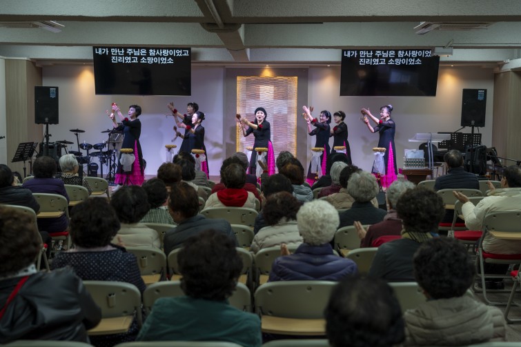 YTo1ODp7czo4OiJGaWxlTmFtZSI7czo0MDoiZjk1MzAxZWQtMTUxYS00YjM5LWE1ZWQtNzRjZTA4NjlmYmVjLmpwZyI7czoxMjoiRmlsZURhdGVUaW1lIjtpOjE3NjQzMTg1NDk7czo4OiJGaWxlU2l6ZSI7aToxMzE1MjU1O3M6ODoiRmlsZVR5cGUiO2k6MjtzOjg6Ik1pbWVUeXBlIjtzOjEwOiJpbWFnZS9qcGVnIjtzOjEzOiJTZWN0aW9uc0ZvdW5kIjtzOjMwOiJBTllfVEFHLCBJRkQwLCBUSFVNQk5BSUwsIEVYSUYiO3M6ODoiQ09NUFVURUQiO2E6OTp7czo0OiJodG1sIjtzOjI2OiJ3aWR0aD0iMTc0NCIgaGVpZ2h0PSIxMTYzIiI7czo2OiJIZWlnaHQiO2k6MTE2MztzOjU6IldpZHRoIjtpOjE3NDQ7czo3OiJJc0NvbG9yIjtpOjE7czoxNzoiQnl0ZU9yZGVyTW90b3JvbGEiO2k6MDtzOjE1OiJBcGVydHVyZUZOdW1iZXIiO3M6NToiZi80LjAiO3M6OToiQ29weXJpZ2h0IjtzOjQ6IllBQkMiO3M6MTg6IlRodW1ibmFpbC5GaWxlVHlwZSI7aToyO3M6MTg6IlRodW1ibmFpbC5NaW1lVHlwZSI7czoxMDoiaW1hZ2UvanBlZyI7fXM6NDoiTWFrZSI7czo0OiJTT05ZIjtzOjU6Ik1vZGVsIjtzOjg6IklMQ0UtN000IjtzOjExOiJYUmVzb2x1dGlvbiI7czo1OiIyNDAvMSI7czoxMToiWVJlc29sdXRpb24iO3M6NToiMjQwLzEiO3M6MTQ6IlJlc29sdXRpb25Vbml0IjtpOjI7czo4OiJTb2Z0d2FyZSI7czo1MjoiQWRvYmUgUGhvdG9zaG9wIExpZ2h0cm9vbSBDbGFzc2ljIDE1LjAuMSAoTWFjaW50b3NoKSI7czo4OiJEYXRlVGltZSI7czoxOToiMjAyNToxMToyOCAxNzowMTo1NiI7czo2OiJBcnRpc3QiO3M6NzoiWUFCQ19TRyI7czo5OiJDb3B5cmlnaHQiO3M6NDoiWUFCQyI7czoxNjoiRXhpZl9JRkRfUG9pbnRlciI7aToyNTQ7czo5OiJUSFVNQk5BSUwiO2E6Njp7czoxMToiQ29tcHJlc3Npb24iO2k6NjtzOjExOiJYUmVzb2x1dGlvbiI7czo0OiI3Mi8xIjtzOjExOiJZUmVzb2x1dGlvbiI7czo0OiI3Mi8xIjtzOjE0OiJSZXNvbHV0aW9uVW5pdCI7aToyO3M6MjE6IkpQRUdJbnRlcmNoYW5nZUZvcm1hdCI7aToxMDQwO3M6Mjc6IkpQRUdJbnRlcmNoYW5nZUZvcm1hdExlbmd0aCI7aToxNTg2OTt9czoxMjoiRXhwb3N1cmVUaW1lIjtzOjQ6IjEvODAiO3M6NzoiRk51bWJlciI7czozOiI0LzEiO3M6MTU6IkV4cG9zdXJlUHJvZ3JhbSI7aToxO3M6MTU6IklTT1NwZWVkUmF0aW5ncyI7aToyMDA7czoxOToiVW5kZWZpbmVkVGFnOjB4ODgzMCI7aToyO3M6MTk6IlVuZGVmaW5lZFRhZzoweDg4MzIiO2k6MjAwO3M6MTE6IkV4aWZWZXJzaW9uIjtzOjQ6IjAyMzIiO3M6MTY6IkRhdGVUaW1lT3JpZ2luYWwiO3M6MTk6IjIwMjU6MTE6MjggMTA6NDE6NDAiO3M6MTc6IkRhdGVUaW1lRGlnaXRpemVkIjtzOjE5OiIyMDI1OjExOjI4IDEwOjQxOjQwIjtzOjE5OiJVbmRlZmluZWRUYWc6MHg5MDEwIjtzOjY6IiswOTowMCI7czoxOToiVW5kZWZpbmVkVGFnOjB4OTAxMSI7czo2OiIrMDk6MDAiO3M6MTk6IlVuZGVmaW5lZFRhZzoweDkwMTIiO3M6NjoiKzA5OjAwIjtzOjE3OiJTaHV0dGVyU3BlZWRWYWx1ZSI7czoxNToiNjMyMTkyOC8xMDAwMDAwIjtzOjEzOiJBcGVydHVyZVZhbHVlIjtzOjM6IjQvMSI7czoxNToiQnJpZ2h0bmVzc1ZhbHVlIjtzOjk6IjQ5NDQvMjU2MCI7czoxNzoiRXhwb3N1cmVCaWFzVmFsdWUiO3M6NDoiMC8xMCI7czoxNjoiTWF4QXBlcnR1cmVWYWx1ZSI7czo4OiIxMDI0LzI1NiI7czoxMjoiTWV0ZXJpbmdNb2RlIjtpOjU7czoxMToiTGlnaHRTb3VyY2UiO2k6MDtzOjU6IkZsYXNoIjtpOjE2O3M6MTE6IkZvY2FsTGVuZ3RoIjtzOjY6IjQ3MC8xMCI7czoxODoiU3ViU2VjVGltZU9yaWdpbmFsIjtzOjM6IjgzMSI7czoxOToiU3ViU2VjVGltZURpZ2l0aXplZCI7czozOiI4MzEiO3M6MTA6IkNvbG9yU3BhY2UiO2k6NjU1MzU7czoyMToiRm9jYWxQbGFuZVhSZXNvbHV0aW9uIjtzOjE0OiI2NDQ0OTMzOS8zMjc2OCI7czoyMToiRm9jYWxQbGFuZVlSZXNvbHV0aW9uIjtzOjE0OiI2NDQ0OTMzOS8zMjc2OCI7czoyNDoiRm9jYWxQbGFuZVJlc29sdXRpb25Vbml0IjtpOjM7czoxMDoiRmlsZVNvdXJjZSI7czoxOiIDIjtzOjk6IlNjZW5lVHlwZSI7czoxOiIBIjtzOjE0OiJDdXN0b21SZW5kZXJlZCI7aTowO3M6MTI6IkV4cG9zdXJlTW9kZSI7aToxO3M6MTI6IldoaXRlQmFsYW5jZSI7aToxO3M6MTY6IkRpZ2l0YWxab29tUmF0aW8iO3M6NToiMTYvMTYiO3M6MjE6IkZvY2FsTGVuZ3RoSW4zNW1tRmlsbSI7aTo0NztzOjE2OiJTY2VuZUNhcHR1cmVUeXBlIjtpOjA7czo4OiJDb250cmFzdCI7aTowO3M6MTA6IlNhdHVyYXRpb24iO2k6MDtzOjk6IlNoYXJwbmVzcyI7aTowO3M6MTk6IlVuZGVmaW5lZFRhZzoweEE0MzIiO2E6NDp7aTowO3M6NjoiMjQwLzEwIjtpOjE7czo3OiIxMDUwLzEwIjtpOjI7czo1OiI0MC8xMCI7aTozO3M6NToiNDAvMTAiO31zOjE5OiJVbmRlZmluZWRUYWc6MHhBNDM0IjtzOjIwOiJGRSAyNC0xMDVtbSBGNCBHIE9TUyI7fQ==